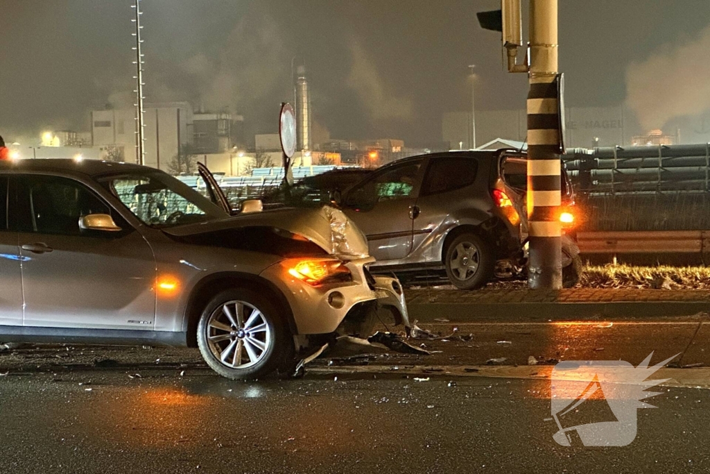 Flinke schade bij botsing tussen twee auto's