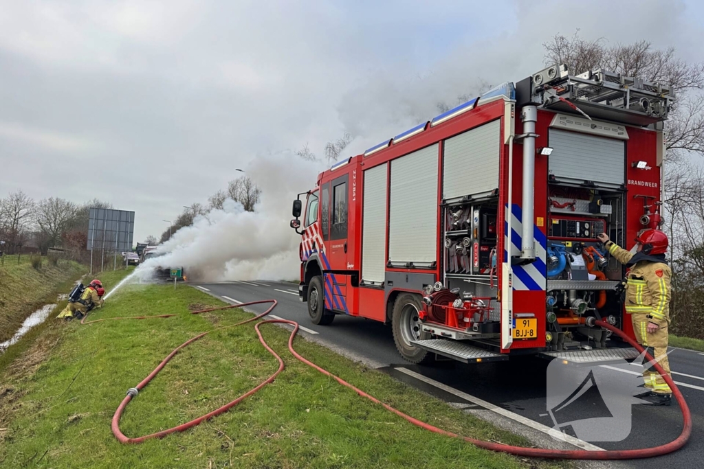 Amerikaanse pick-uptruck gaat in vlammen op