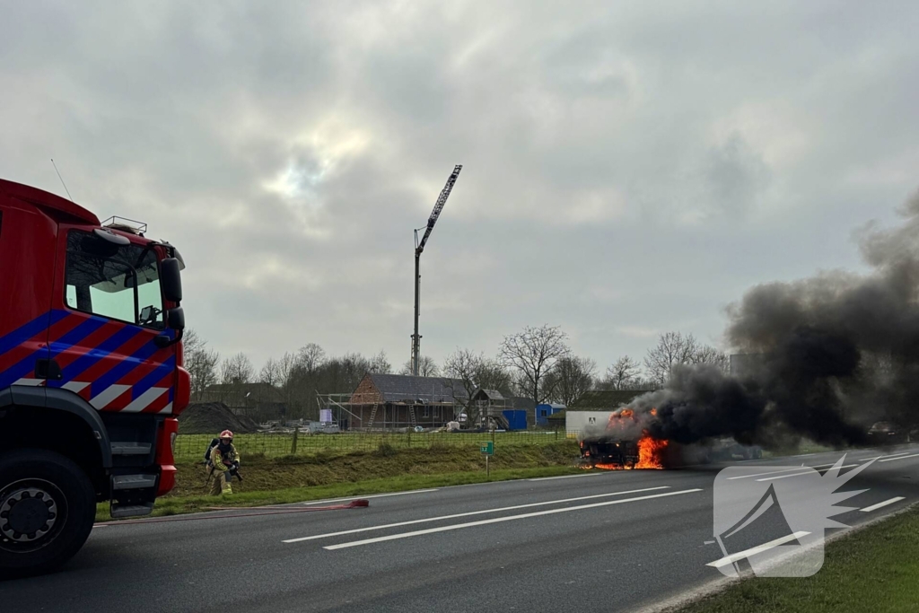 Amerikaanse pick-uptruck gaat in vlammen op