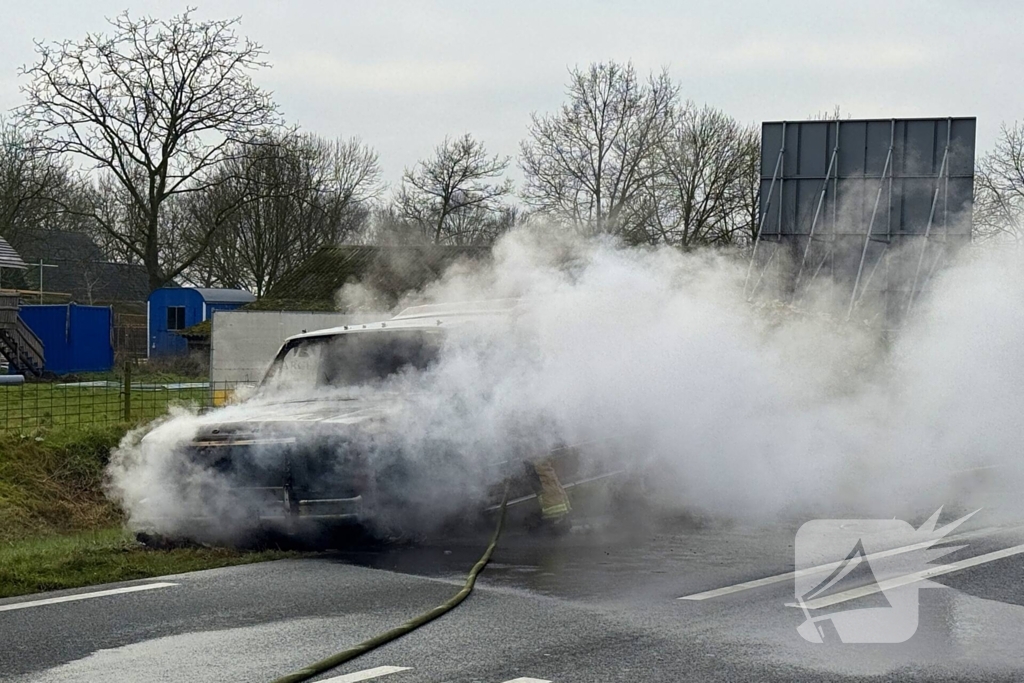 Amerikaanse pick-uptruck gaat in vlammen op