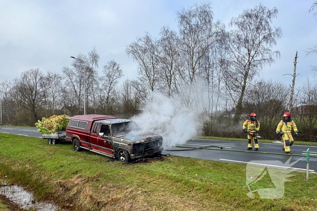 Amerikaanse pick-uptruck gaat in vlammen op