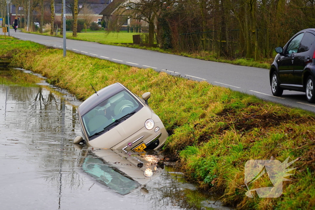 Auto belandt in sloot na aanrijding