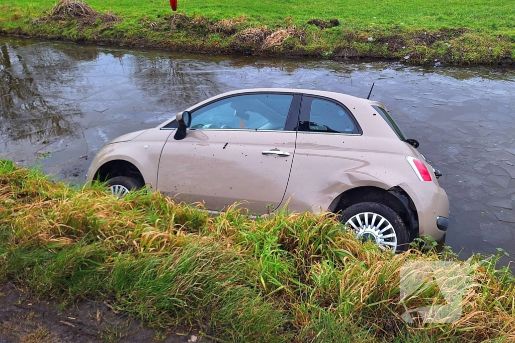 Auto belandt in sloot na aanrijding