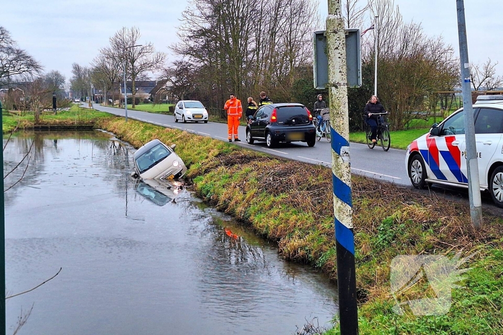 Auto belandt in sloot na aanrijding
