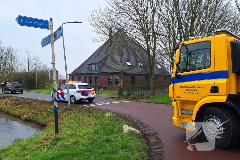 Auto belandt in sloot na aanrijding