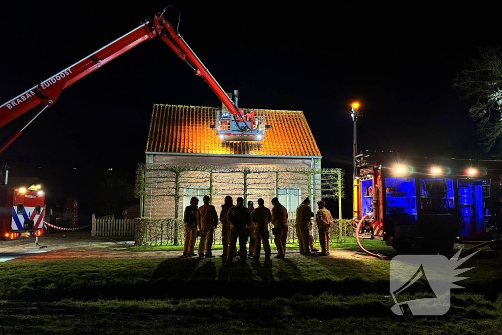 Brandweer schaalt op bij schoorsteenbrand