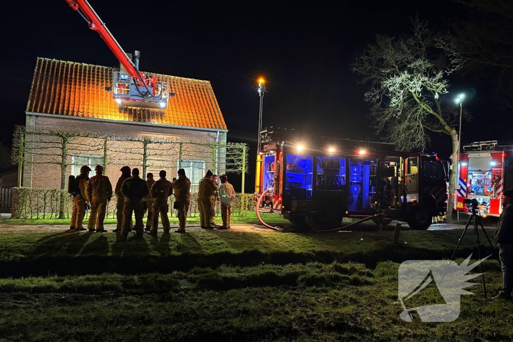 Brandweer schaalt op bij schoorsteenbrand