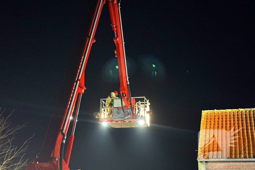 Brandweer schaalt op bij schoorsteenbrand