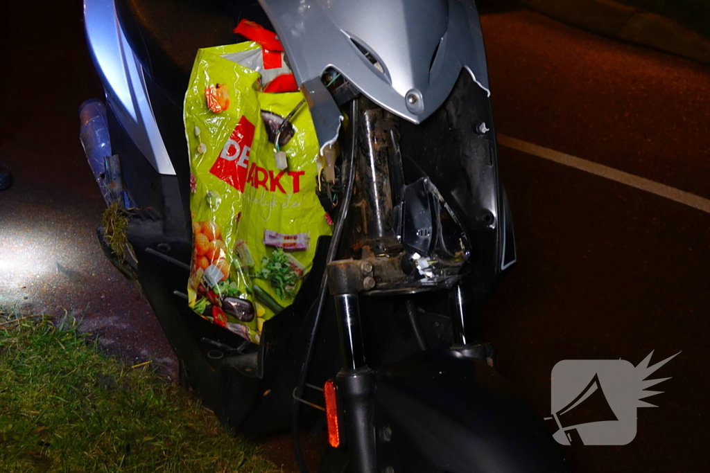 Scooterrijder klapt op paal