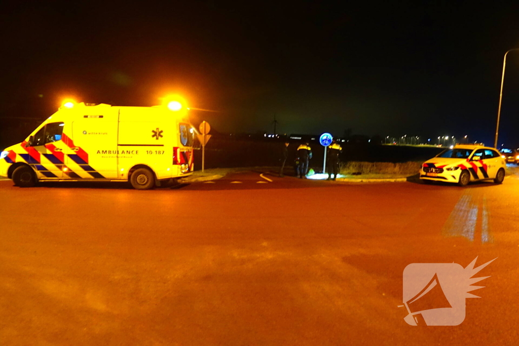 Scooterrijder klapt op paal