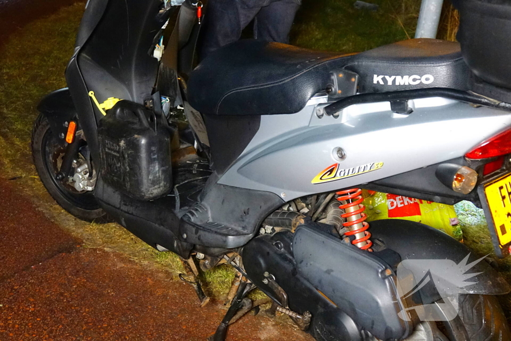 Scooterrijder klapt op paal