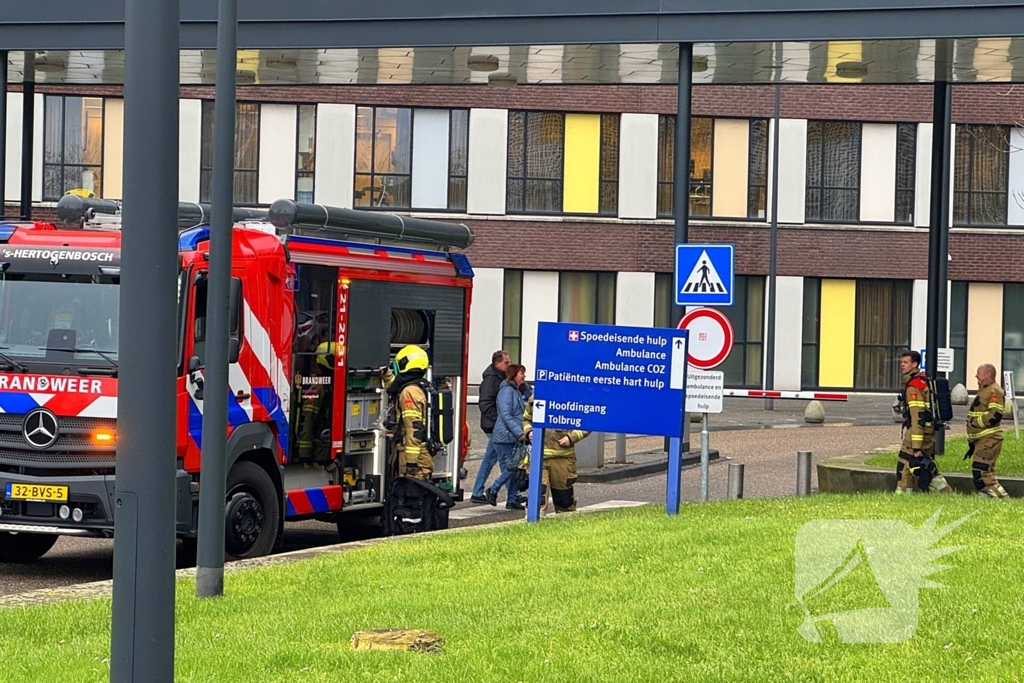 Rokende auto in parkeergarage Jeroen Bosch Ziekenhuis