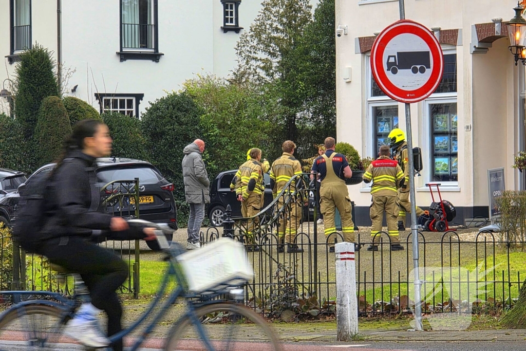 Brandweer onderzoekt koolmonoxidelek, een persoon naar ziekenhuis
