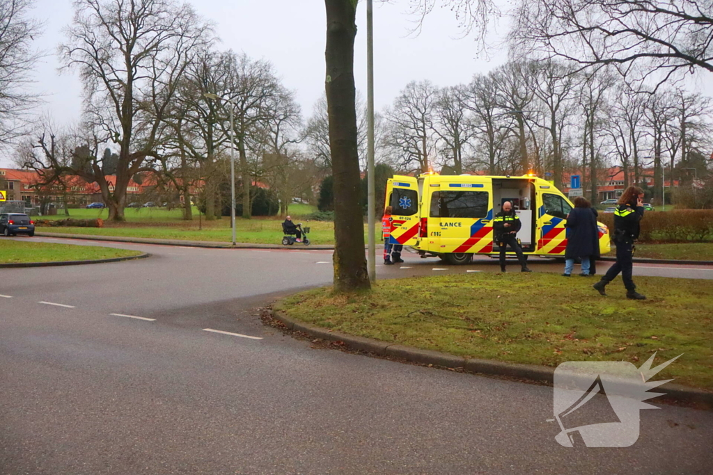 Fietser Let niet op met afslaan en rijdt tegen auto