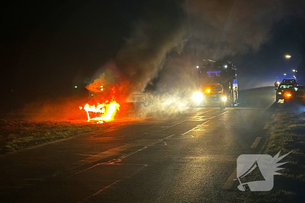 Brandweer blust autobrand