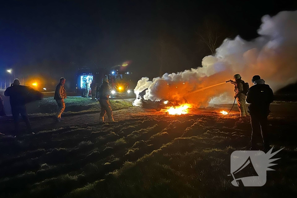 Brandweer blust autobrand