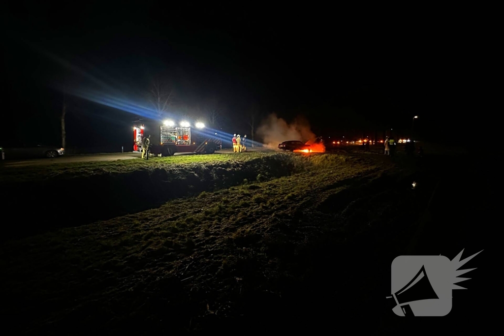 Brandweer blust autobrand