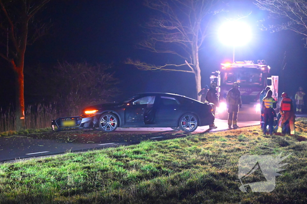 Automobilist klapt op boom