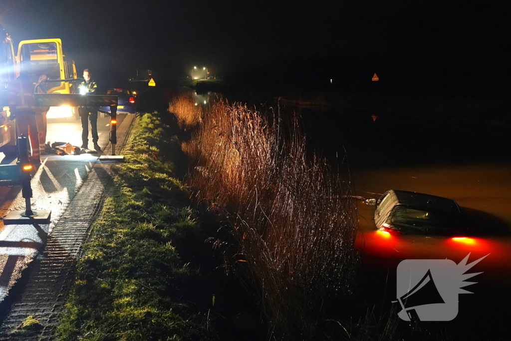 Automobiliste eindigt in het water