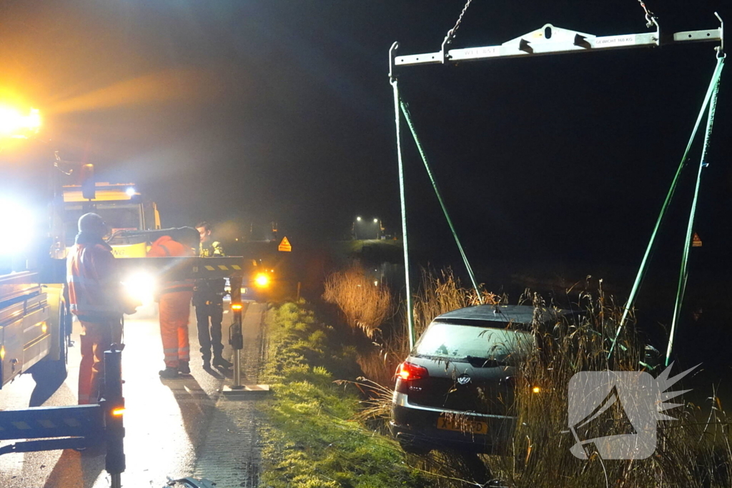 Automobiliste eindigt in het water