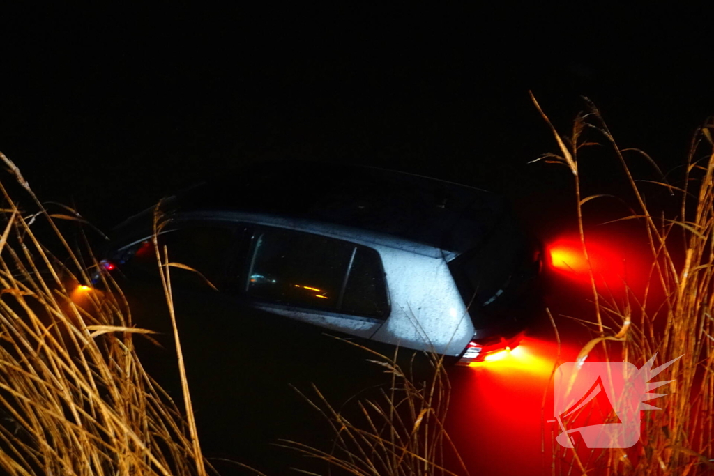 Automobiliste eindigt in het water