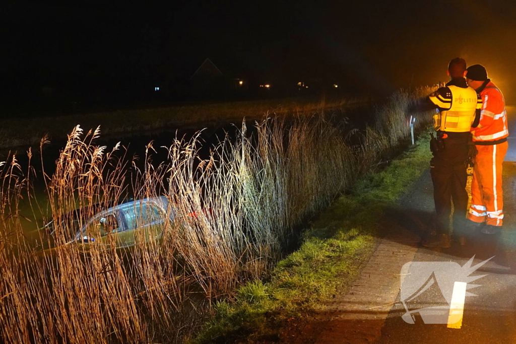 Automobiliste eindigt in het water