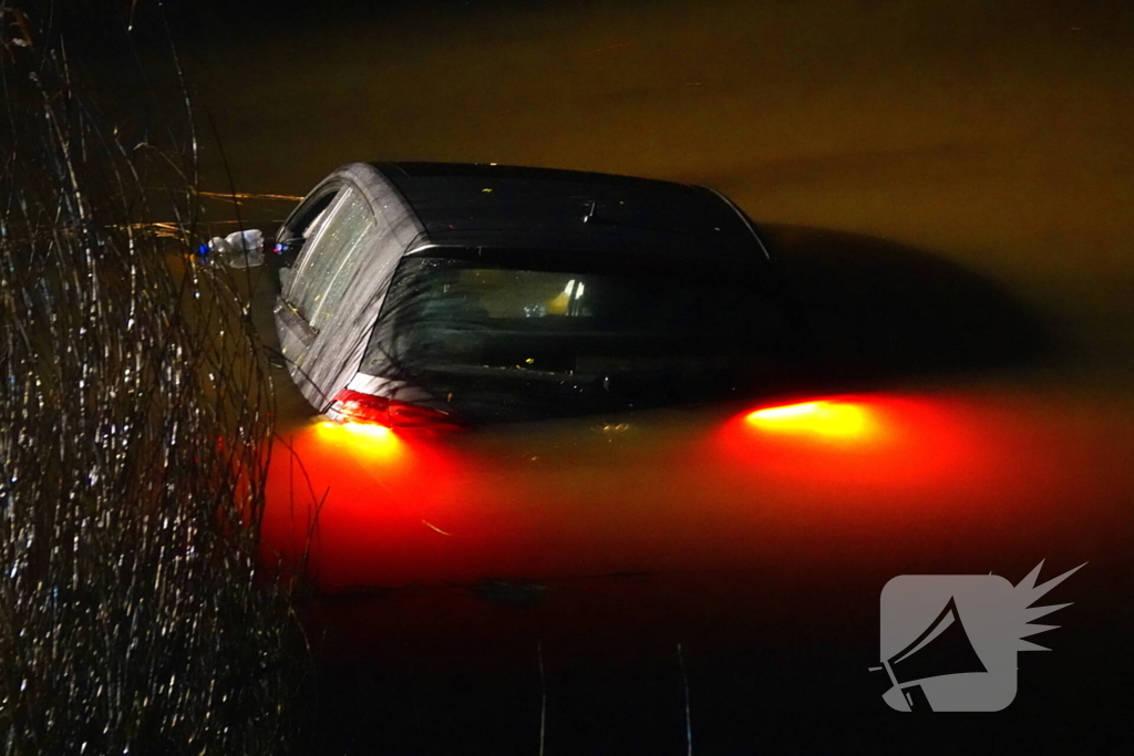 Automobiliste eindigt in het water