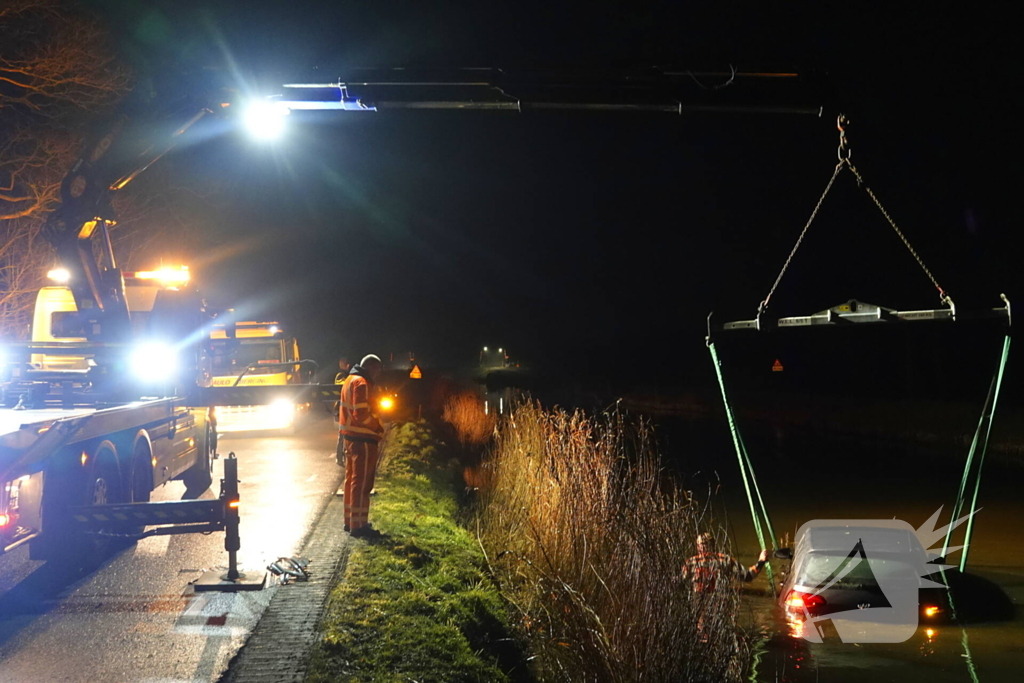 Automobiliste eindigt in het water