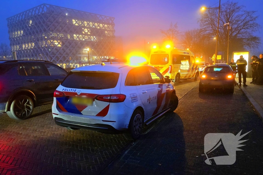Auto en lijn bus botsen met elkaar