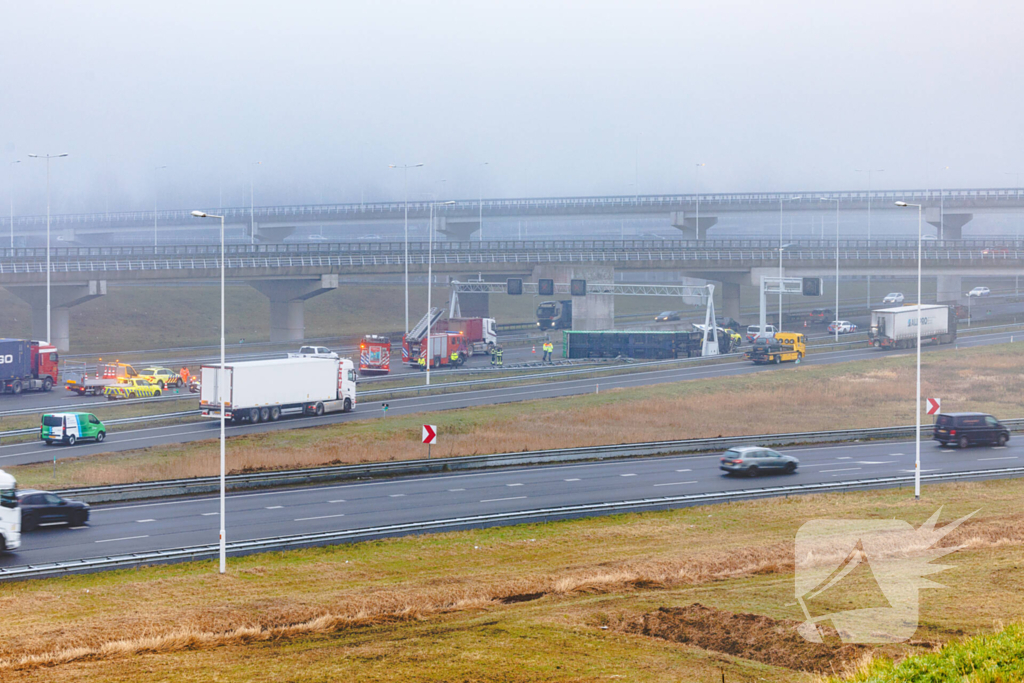 Vrachtwagen met oplegger kantelt op snelweg