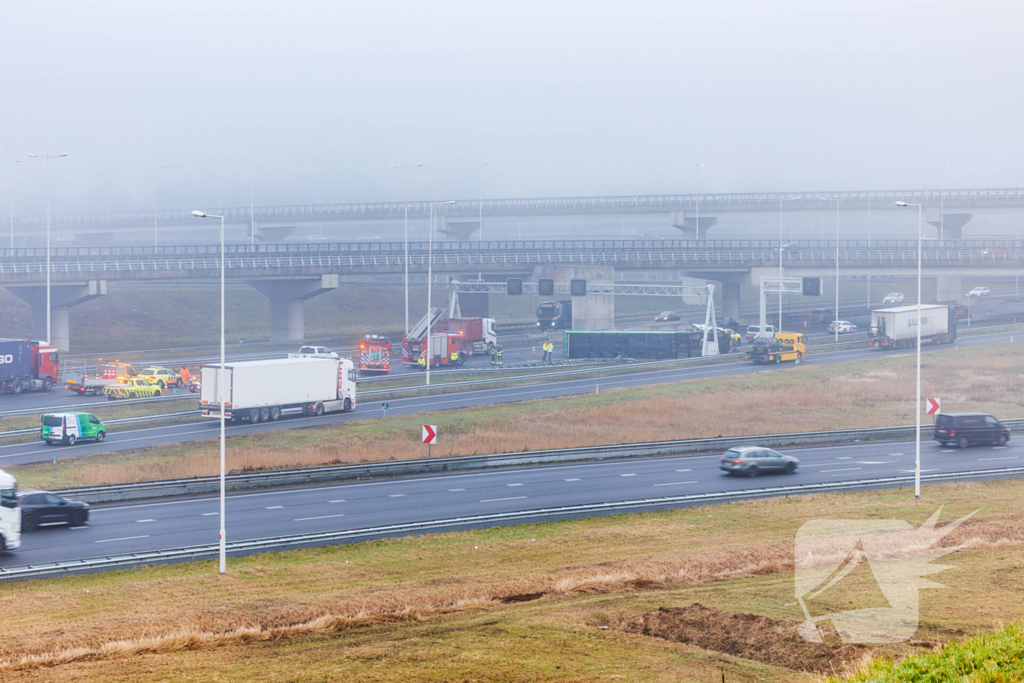 Vrachtwagen met oplegger kantelt op snelweg