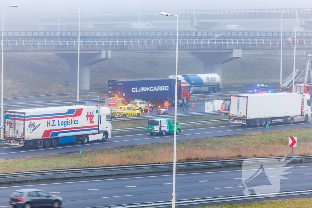 Vrachtwagen met oplegger kantelt op snelweg