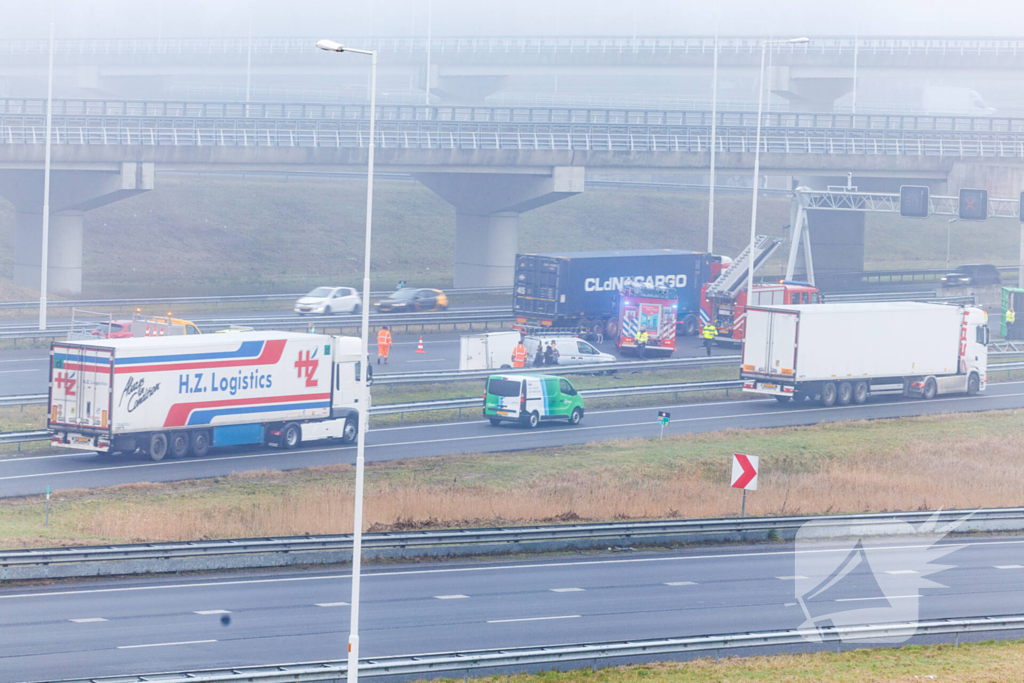 Vrachtwagen met oplegger kantelt op snelweg