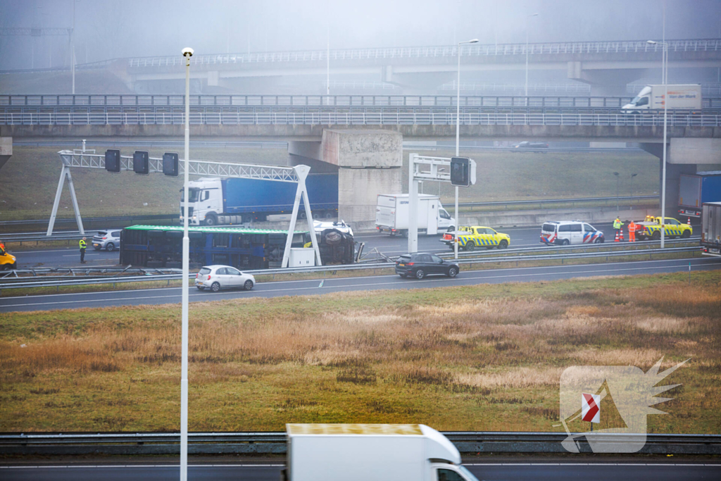 Vrachtwagen met oplegger kantelt op snelweg