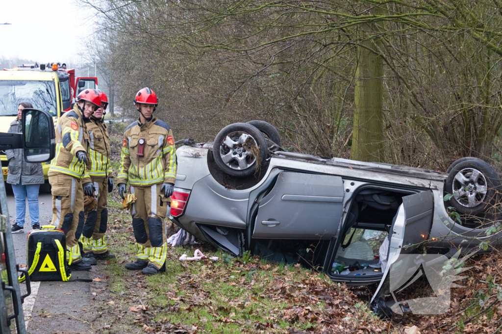 Auto slaat op de kop bij ongeval