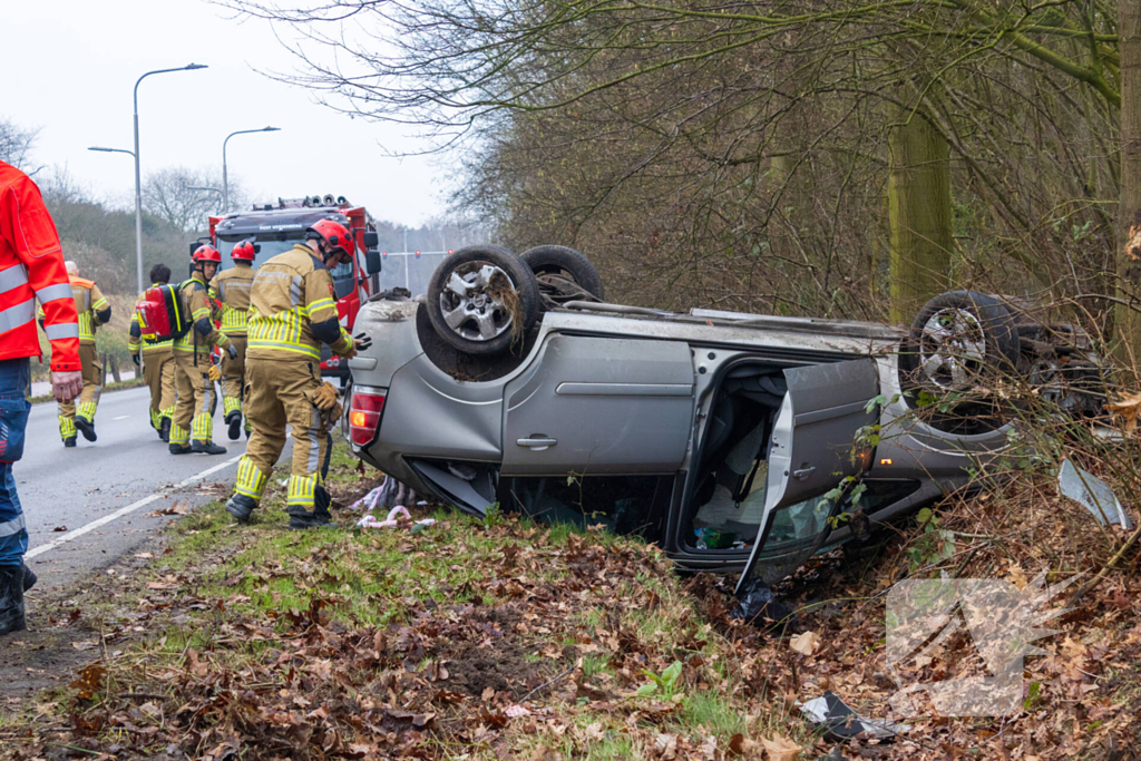 Auto slaat op de kop bij ongeval
