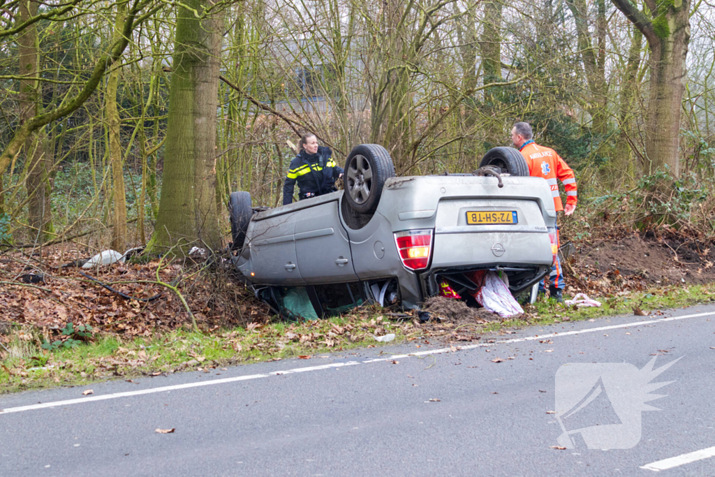 Auto slaat op de kop bij ongeval