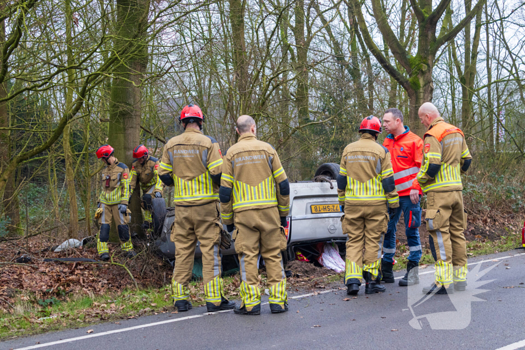 Auto slaat op de kop bij ongeval