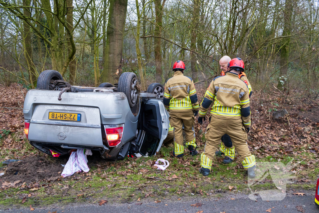 Auto slaat op de kop bij ongeval