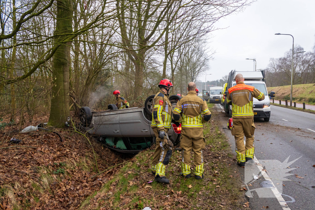 Auto slaat op de kop bij ongeval