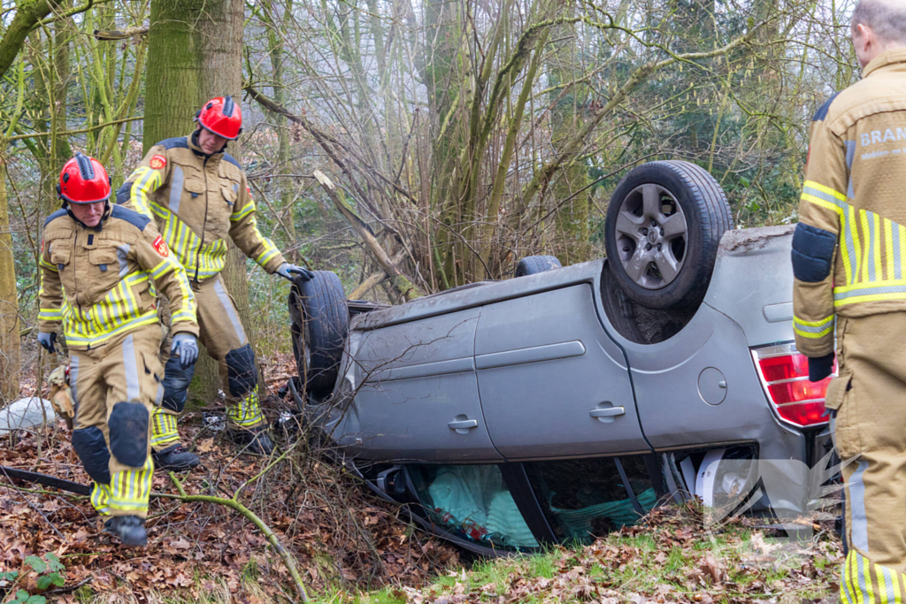 Auto slaat op de kop bij ongeval