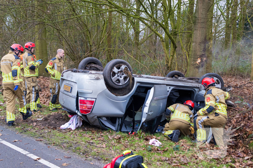 Auto slaat op de kop bij ongeval