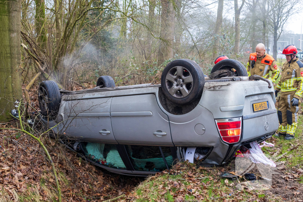 Auto slaat op de kop bij ongeval