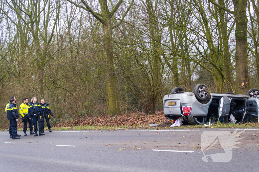 Auto slaat op de kop bij ongeval