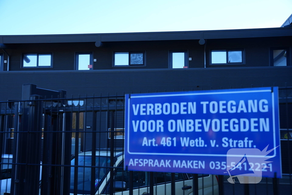 Kantoorunits verzegeld na illegale bewoning