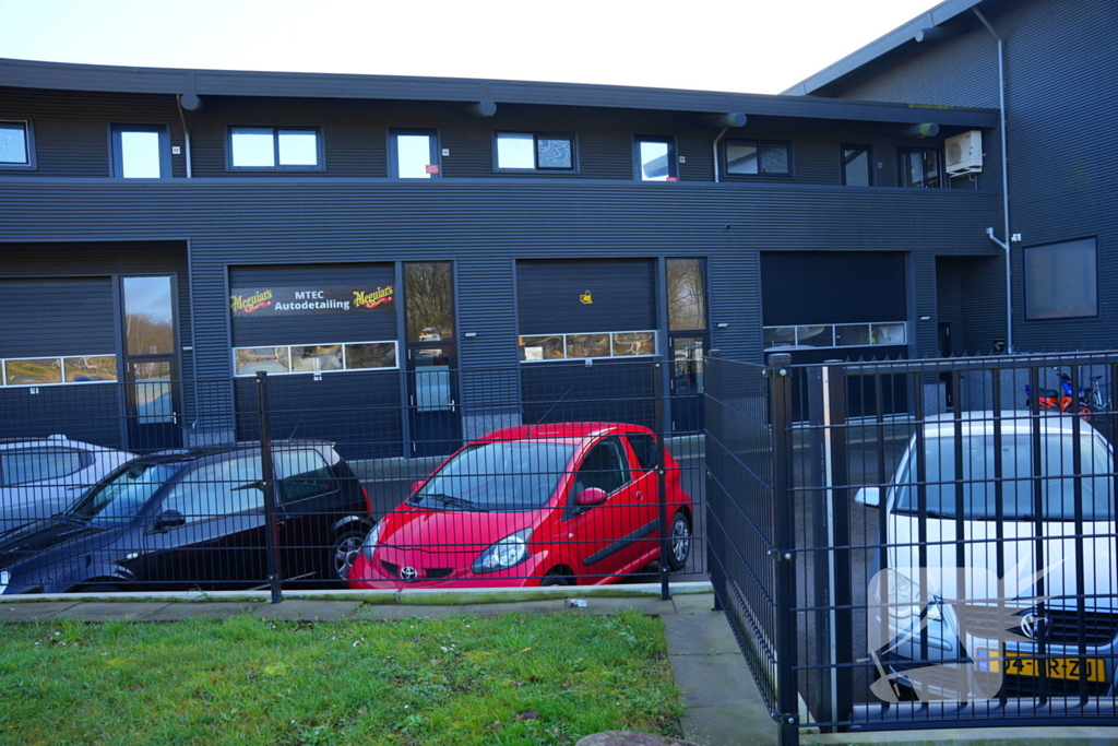 Kantoorunits verzegeld na illegale bewoning