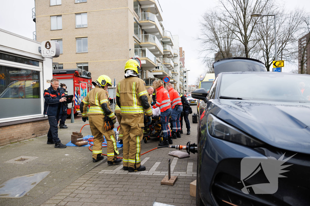 Fietsster bekneld onder auto na aanrijding
