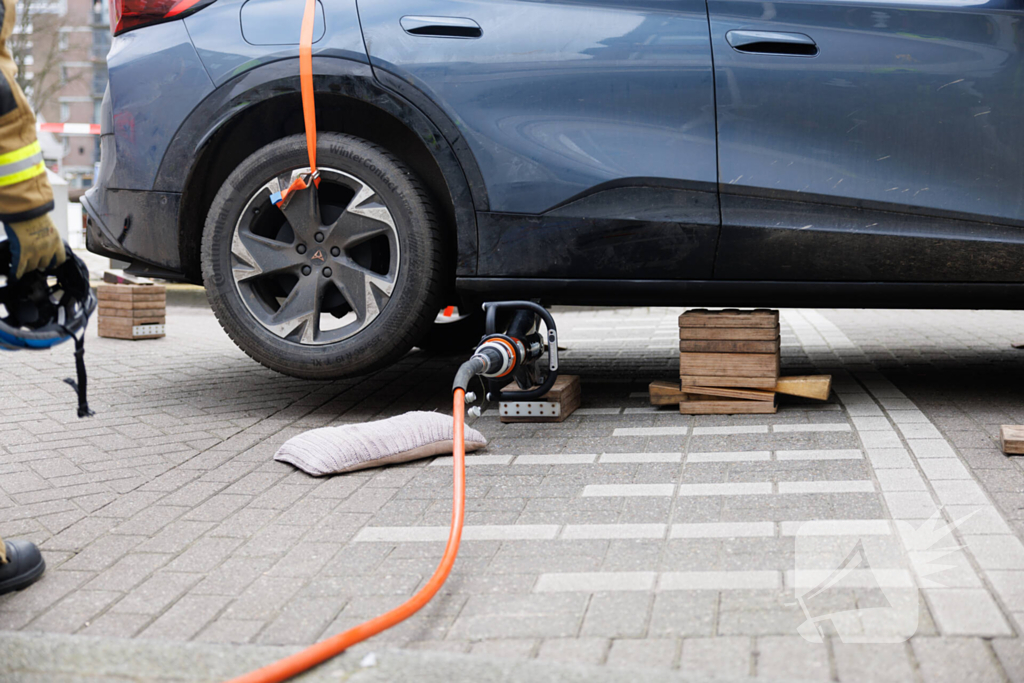 Fietsster bekneld onder auto na aanrijding