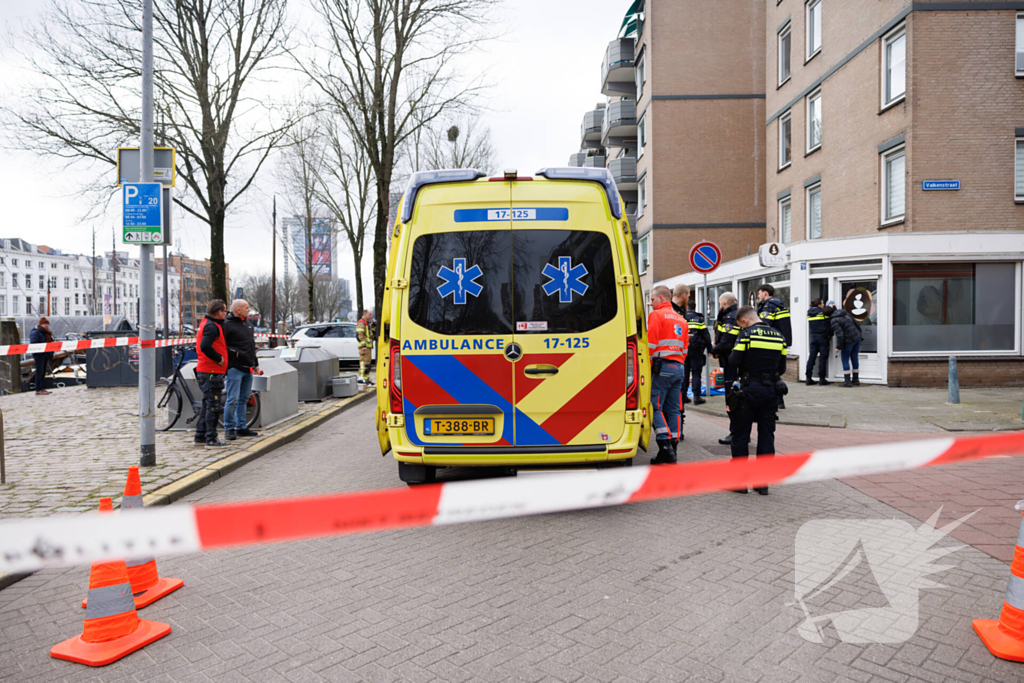 Fietsster bekneld onder auto na aanrijding