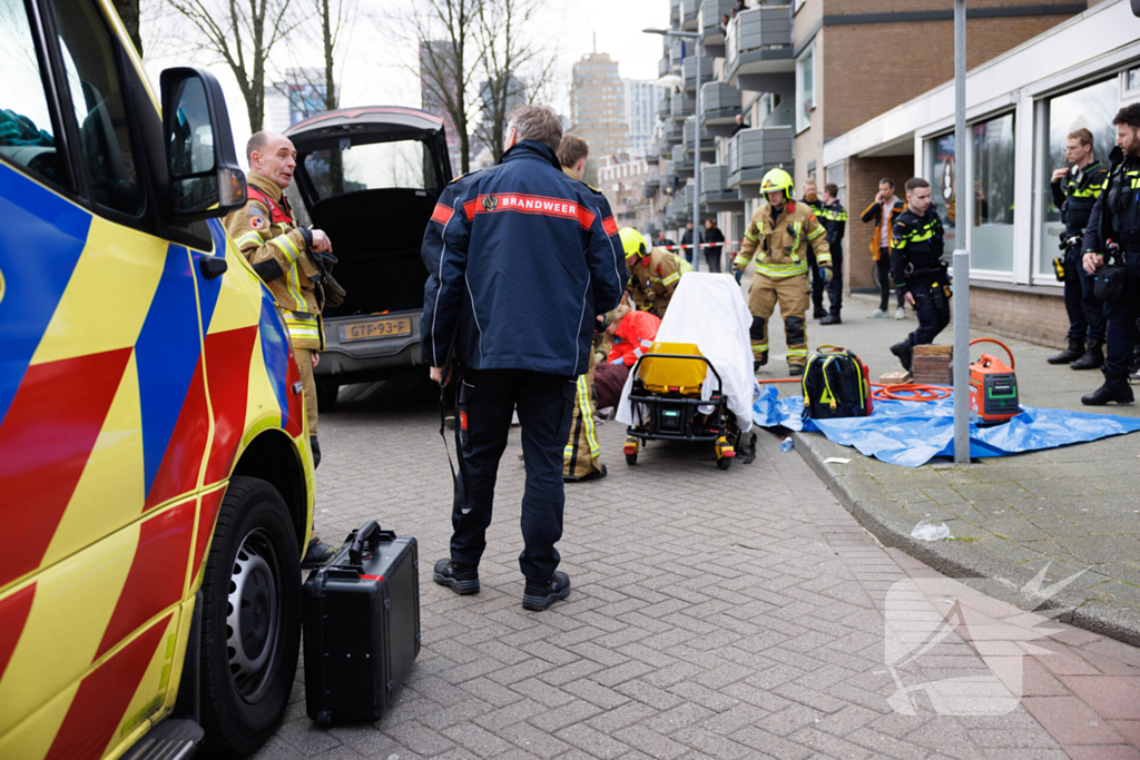 Fietsster bekneld onder auto na aanrijding